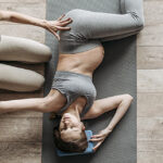 Mujer embarazada practicando ejercicios de suelo pélvico Método Perinium